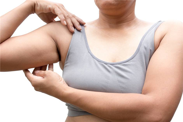 拜拜肉里面的颗粒是脂肪吗 拜拜肉跟年纪有关么 拜拜肉里面的颗粒是脂肪吗 拜拜肉跟年纪有关么