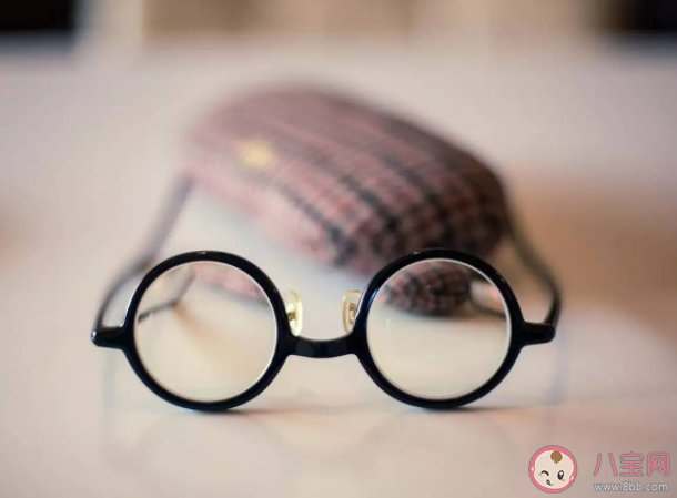 眼镜的正和歪如何界定 眼镜歪了怎么办 眼镜的正和歪如何界定 眼镜歪了怎么办