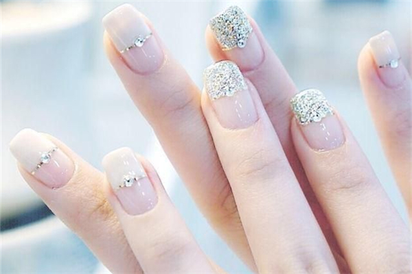 秋冬季节适合做什么颜色的美甲 做美甲的步骤 秋冬季节适合做什么颜色的美甲 做美甲的步骤