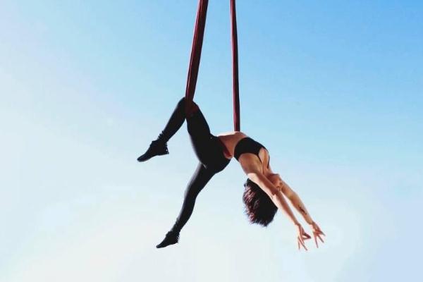 空中瑜伽好处及作用 空中瑜伽和地面瑜伽哪个更好 空中瑜伽好处及作用 空中瑜伽和地面瑜伽哪个更好