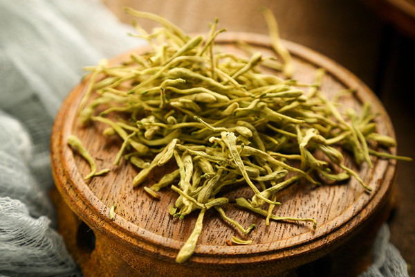 金银花泡水能治咽炎吗 金银花泡水能治咳嗽吗 金银花泡水能治咽炎吗 金银花泡水能治咳嗽吗