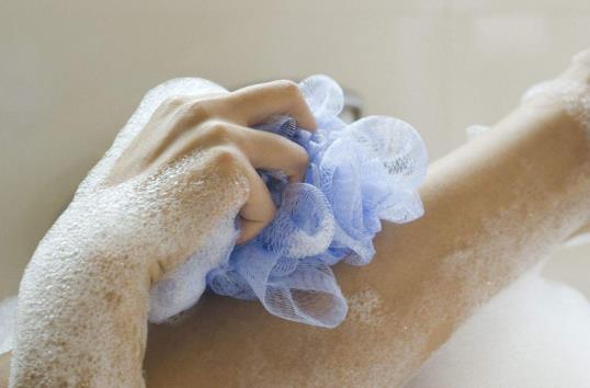 搓澡太用力会导致皮肤瘙痒吗?洗澡后皮肤痒起小疙瘩是什么原因