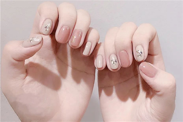 美甲底胶的作用是什么 美甲底胶涂几层比较好 美甲底胶的作用是什么 美甲底胶涂几层比较好