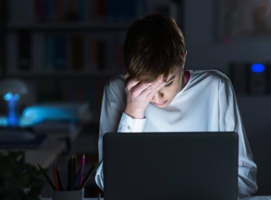 长期熬夜会有不可逆损害吗?熬夜时心脏忽然咯噔一下是咋回事