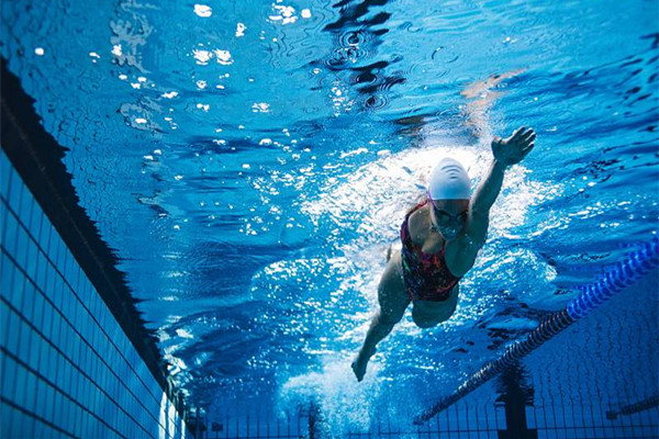 游泳对眼睛有伤害吗 游泳对皮肤好吗 游泳对眼睛有伤害吗 游泳对皮肤好吗