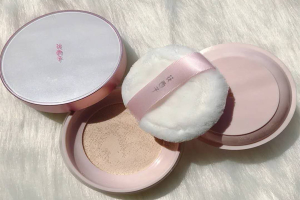 散粉和蜜粉一样吗 散粉和蜜粉有啥区别 散粉和蜜粉一样吗 散粉和蜜粉有啥区别