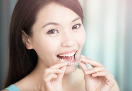 戴牙套吃饭怎么能不塞?戴牙套一直疼怎么办