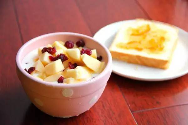 酸奶水乳分离是坏了吗 酸奶一般喝多少合适 酸奶水乳分离是坏了吗 酸奶一般喝多少合适