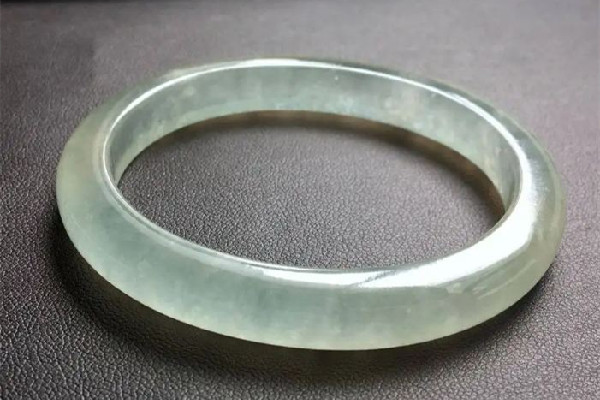 贵妃镯和圆镯的区别 贵妃镯和圆镯哪个值钱 贵妃镯和圆镯的区别 贵妃镯和圆镯哪个值钱