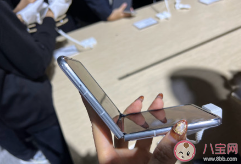 折叠屏手机买大还是买小 怎样选择折叠屏大小 折叠屏手机买大还是买小 怎样选择折叠屏大小