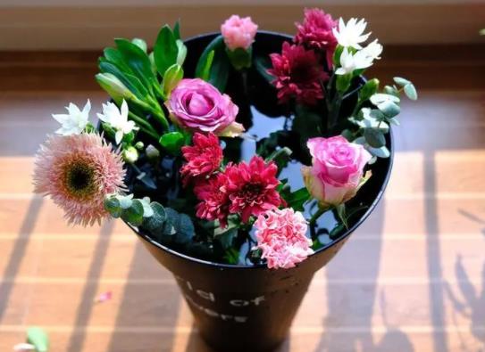 没有醒花桶怎么办?没有醒花桶可以用垃圾桶代替吗