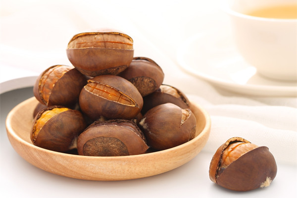 板栗可以和螃蟹一起吃吗 板栗可以和牛奶一起吃吗 板栗可以和螃蟹一起吃吗 板栗可以和牛奶一起吃吗