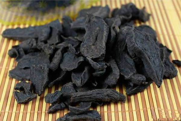 何首乌泡水一次放多少克 何首乌泡水一天喝多少为宜 何首乌泡水一次放多少克 何首乌泡水一天喝多少为宜