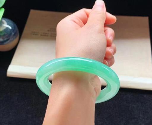 直播间的翡翠证书靠谱吗?为什么直播间卖的翡翠那么便宜?