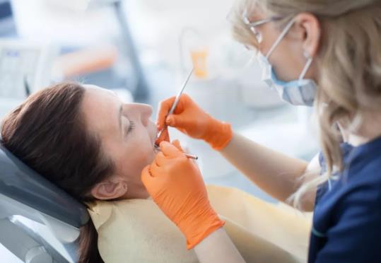 拔牙后冷敷和热敷分别敷哪个位置?拔牙后冷敷用湿毛巾还是干毛巾包裹