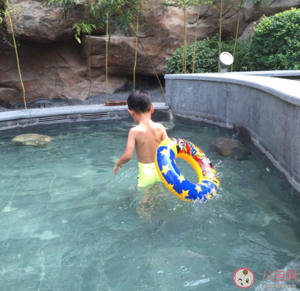 小孩子泡温泉的时候穿什么 带孩子泡温泉这些事项要注意 小孩子泡温泉的时候穿什么 带孩子泡温泉这些事项要注意