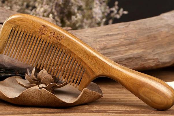 木梳子要经常洗吗 木质的梳子什么样的好 木梳子要经常洗吗 木质的梳子什么样的好