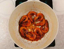 大虾的营养做法 巧用番茄沙司做出酸酸甜甜大虾菜9