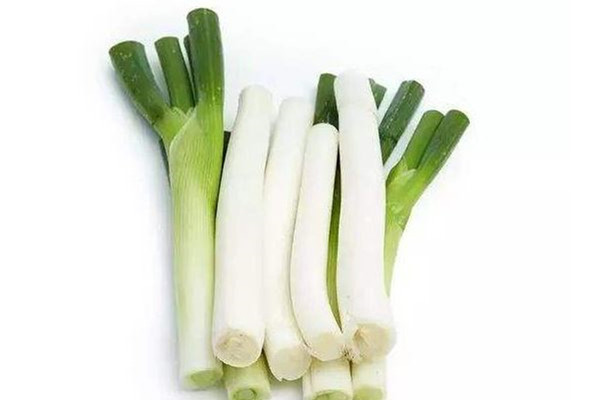 大葱是生吃好还是熟吃好 大葱生吃要蘸什么酱 大葱是生吃好还是熟吃好 大葱生吃要蘸什么酱