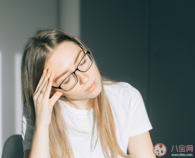 为什么眼镜会变歪 经常戴歪的眼镜对眼睛伤害有多大 为什么眼镜会变歪 经常戴歪的眼镜对眼睛伤害有多大