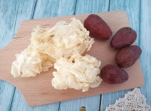 市场上卖的新鲜银耳可以吃吗?什么样的干银耳才是好的