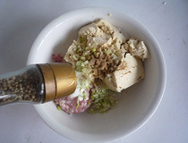 炸豆腐丸子 家常炸豆腐丸子做法步骤3