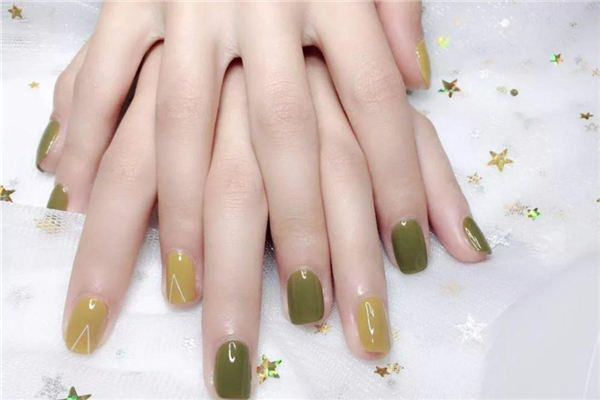 美甲底胶和封层的区别 美甲底胶烤多久才干 美甲底胶和封层的区别 美甲底胶烤多久才干