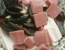 冷拌豆腐怎么做 皮蛋火腿冷拌豆腐鲜美一绝2