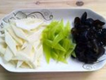 木耳炒山药的做法是什么 减脂菜木耳炒山药简单做法2