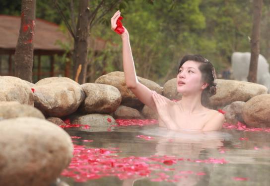 泡温泉一般是裸泡还是穿裤子泡?女生泡温泉穿什么泳衣