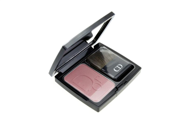 腮红在定妆前还是定妆后 腮红在化妆哪个步骤 腮红在定妆前还是定妆后 腮红在化妆哪个步骤