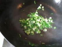 蒜苗鸡蛋汤的做法 青蒜鸡蛋汤家常做法4