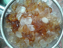 糖水怎么做 家常木瓜桃胶皂角米糖水简单做法3