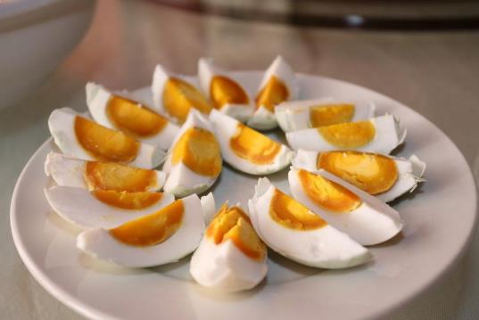 为什么咸鸭蛋黄有一层黑色的?咸鸭蛋吃着臭是不是坏了