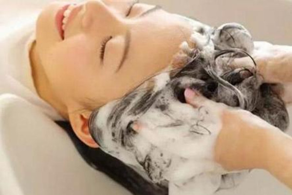 淋雨后要洗头吗 淋雨后不洗头会怎样 淋雨后要洗头吗 淋雨后不洗头会怎样