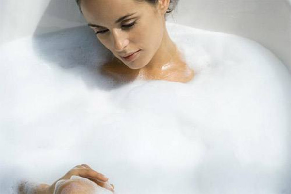 泡澡可以去除湿气吗 泡澡可以缓解感冒吗 泡澡可以去除湿气吗 泡澡可以缓解感冒吗