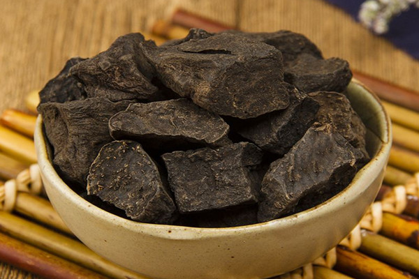 何首乌泡水一次放多少克 何首乌泡水一天喝多少为宜 何首乌泡水一次放多少克 何首乌泡水一天喝多少为宜