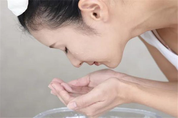 洗脸用温水好还是冷水好 洗脸温度多少合适 洗脸用温水好还是冷水好 洗脸温度多少合适