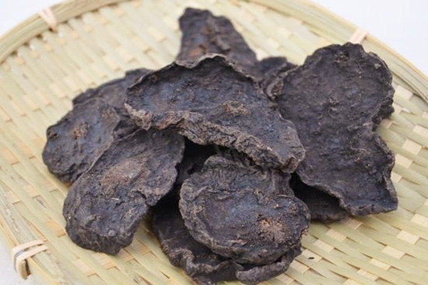 何首乌泡水一次放多少克 何首乌泡水一天喝多少为宜 何首乌泡水一次放多少克 何首乌泡水一天喝多少为宜