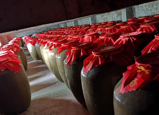 好的粮食酒喝起来是什么感觉?白酒颜色微黄是加的色素吗