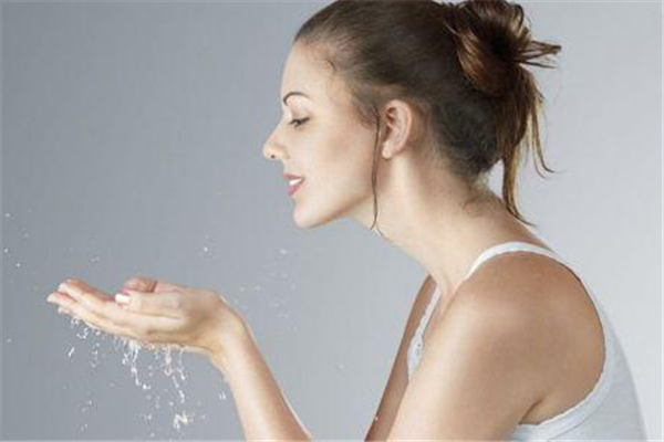 洗脸用毛巾好还是一次性洗脸巾好 用什么洗脸对皮肤好 洗脸用毛巾好还是一次性洗脸巾好 用什么洗脸对皮肤好