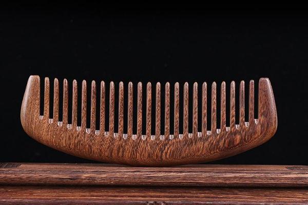 木梳可以用精油保养吗 木梳能送人吗 木梳可以用精油保养吗 木梳能送人吗