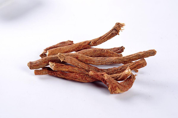 丹参能泡水喝吗 丹参泡水喝起什么作用 丹参能泡水喝吗 丹参泡水喝起什么作用