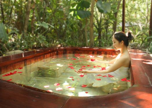 泡温泉一般是裸泡还是穿裤子泡?女生泡温泉穿什么泳衣