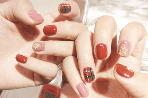 美甲做完总是翘边是怎么了 美甲翘边了怎么补救