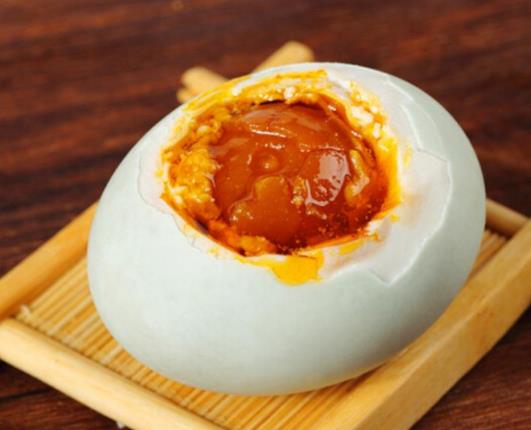 为什么咸鸭蛋黄有一层黑色的?咸鸭蛋吃着臭是不是坏了
