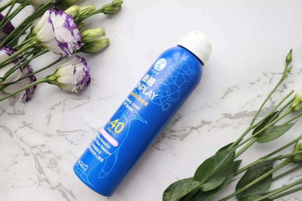 防晒喷雾对皮肤有伤害吗 防晒喷雾含有酒精吗 防晒喷雾对皮肤有伤害吗 防晒喷雾含有酒精吗