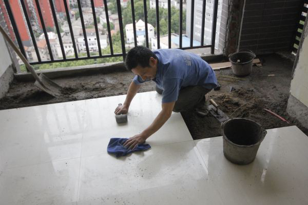 老师傅告诉你：地板砖安装用无缝还是有缝的