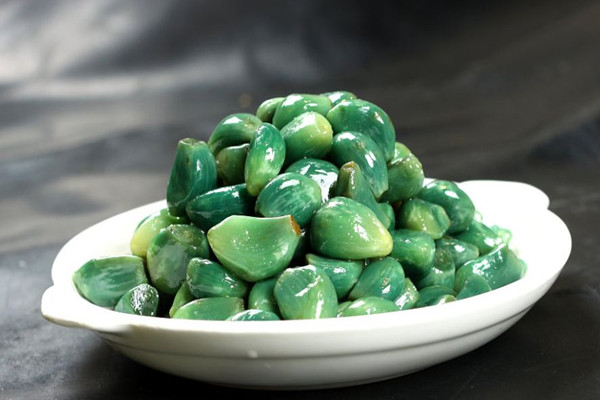 腊八蒜为什么会变绿 腊八蒜一定要腊八腌制吗 腊八蒜为什么会变绿 腊八蒜一定要腊八腌制吗