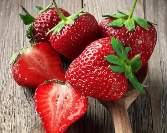 草莓可以叠在一起放吗?草莓用保鲜膜包着还需要放冰箱里保鲜吗
